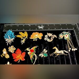 Lot of 11 pieces brooches featuring floral, rhinestones and enamel Mixed